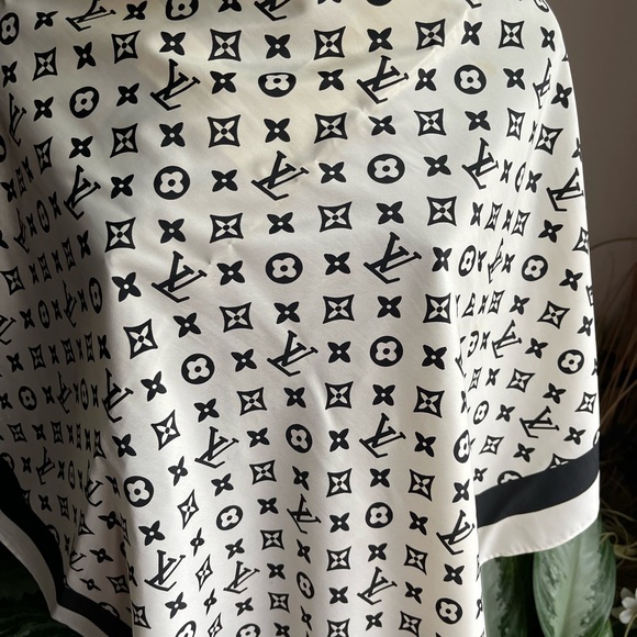 Louis Vuitton Monogram Silk Scarf.🍂🍁 - Picture 2 of 12